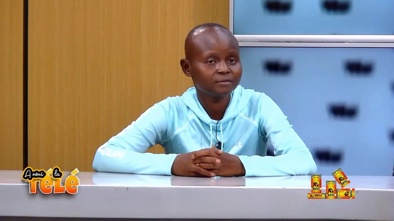 À NOUS LA TÉLÉ AVEC UNE JEUNE DAME ATTEINTE DU CANCER