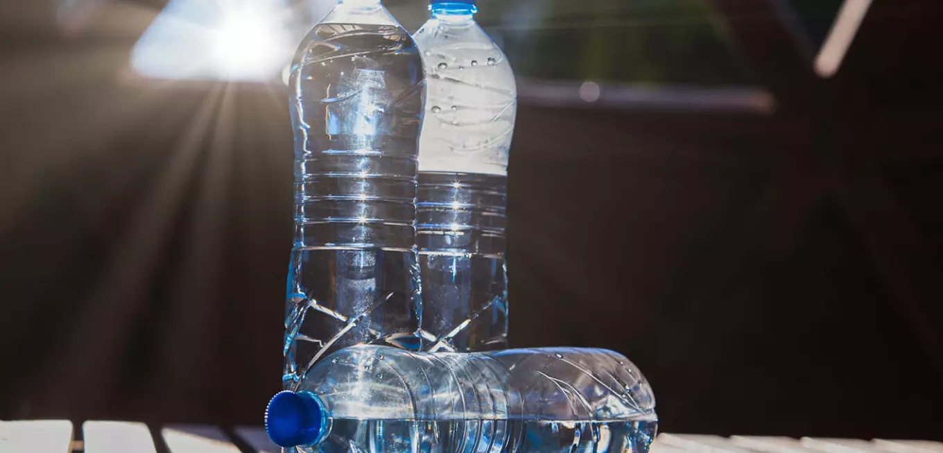Exposition des boissons en bouteilles plastiques aux rayons du soleil :   Un risque avéré de maladies cancérigènes pour les consommateurs