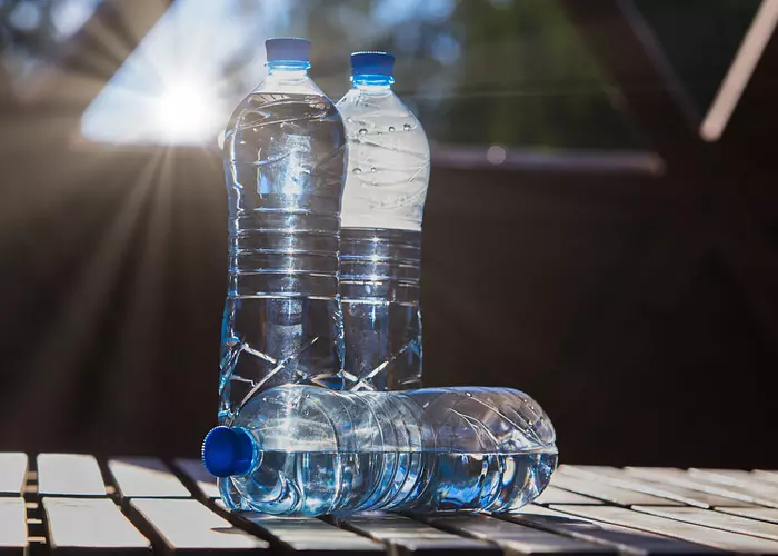 Exposition des boissons en bouteilles plastiques aux rayons du soleil :   Un risque avéré de maladies cancérigènes pour les consommateurs