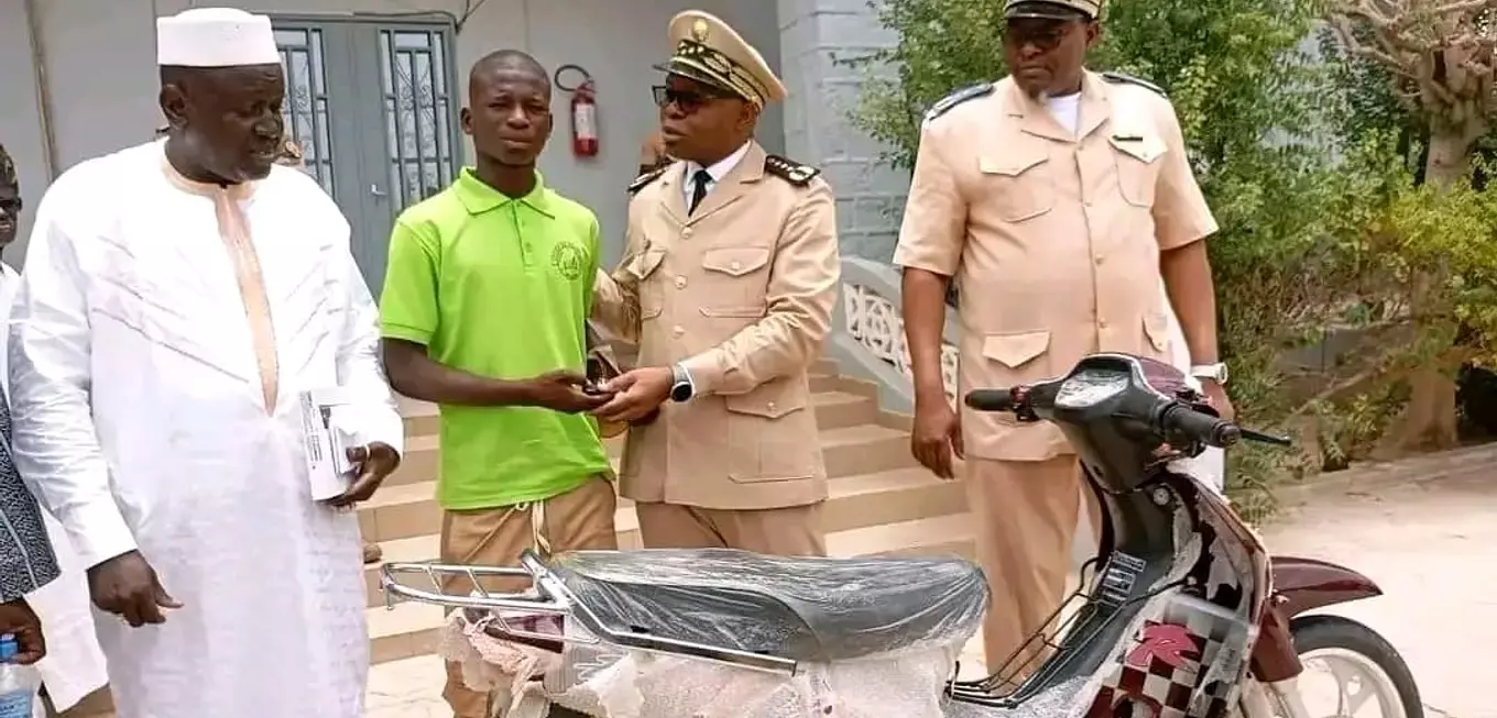 Bac 2026 : Le 1er national, Ibrahim Badou, couvert de cadeaux par les autorités de Tombouctou