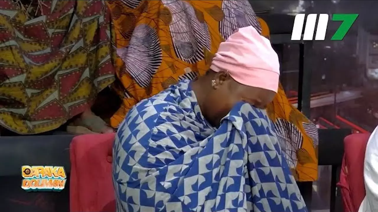 DARAKA DUMAN AVEC UNE FEMME VICTIME DE CANCER DU SEIN