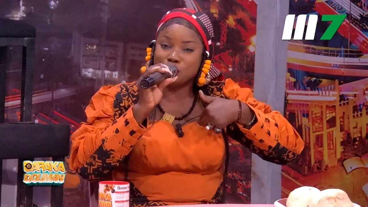 DARAKA DUMAN AVEC L’ARTISTE MASSA DOUGOUNE