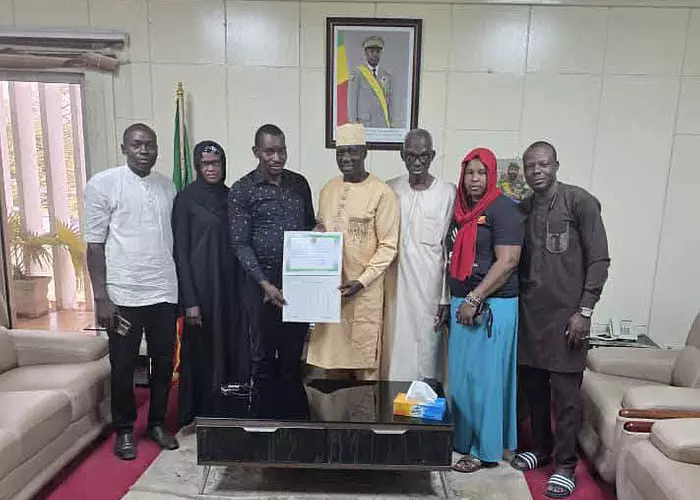 RECONNAISSANCE DE MERITE :Le président du HCC honoré par le Réseau des Jeunes Diplômés du cercle de Yanfolila