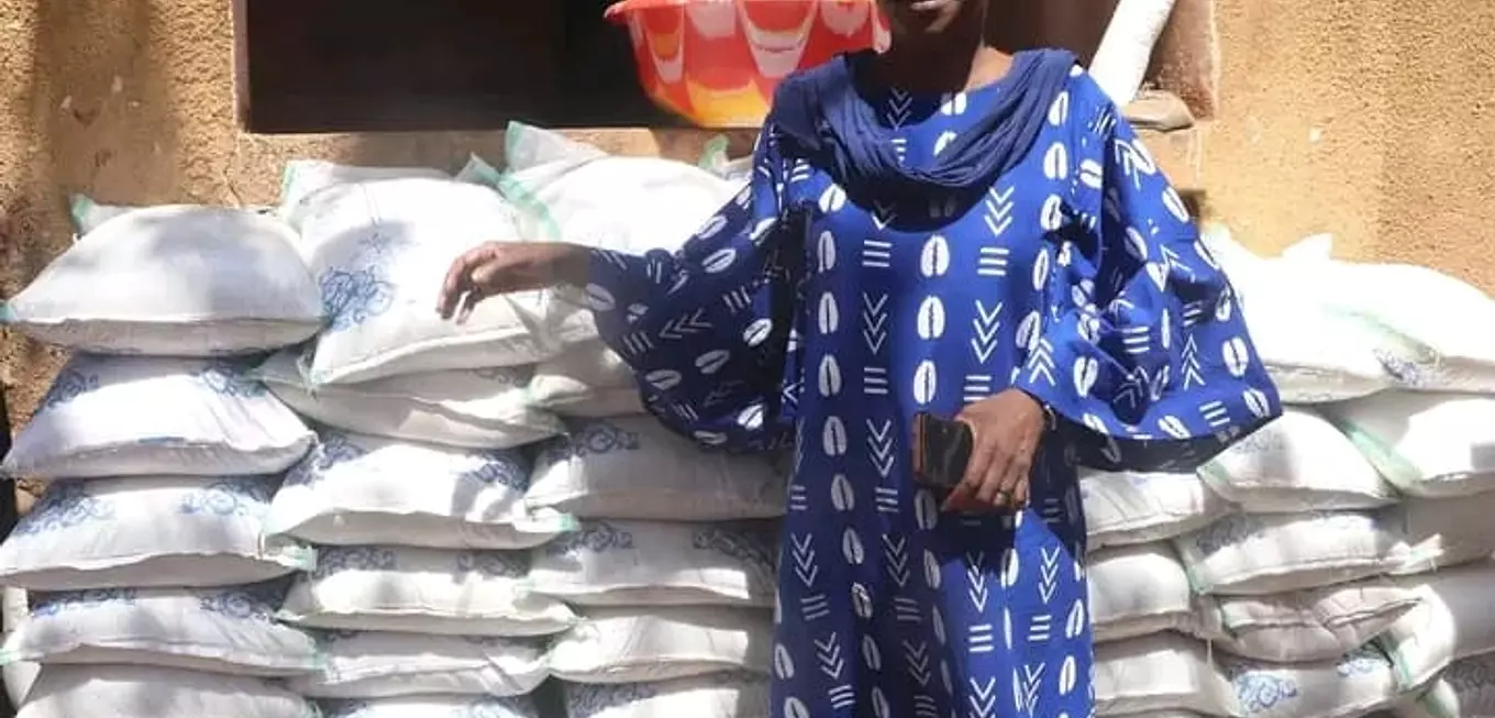 OPERATION « SUNKALO DEME » AUX PERSONNES VULNERABLES DE KATI : L’honorable Dalla Macalou, membre du CNT, respecte la tradition.