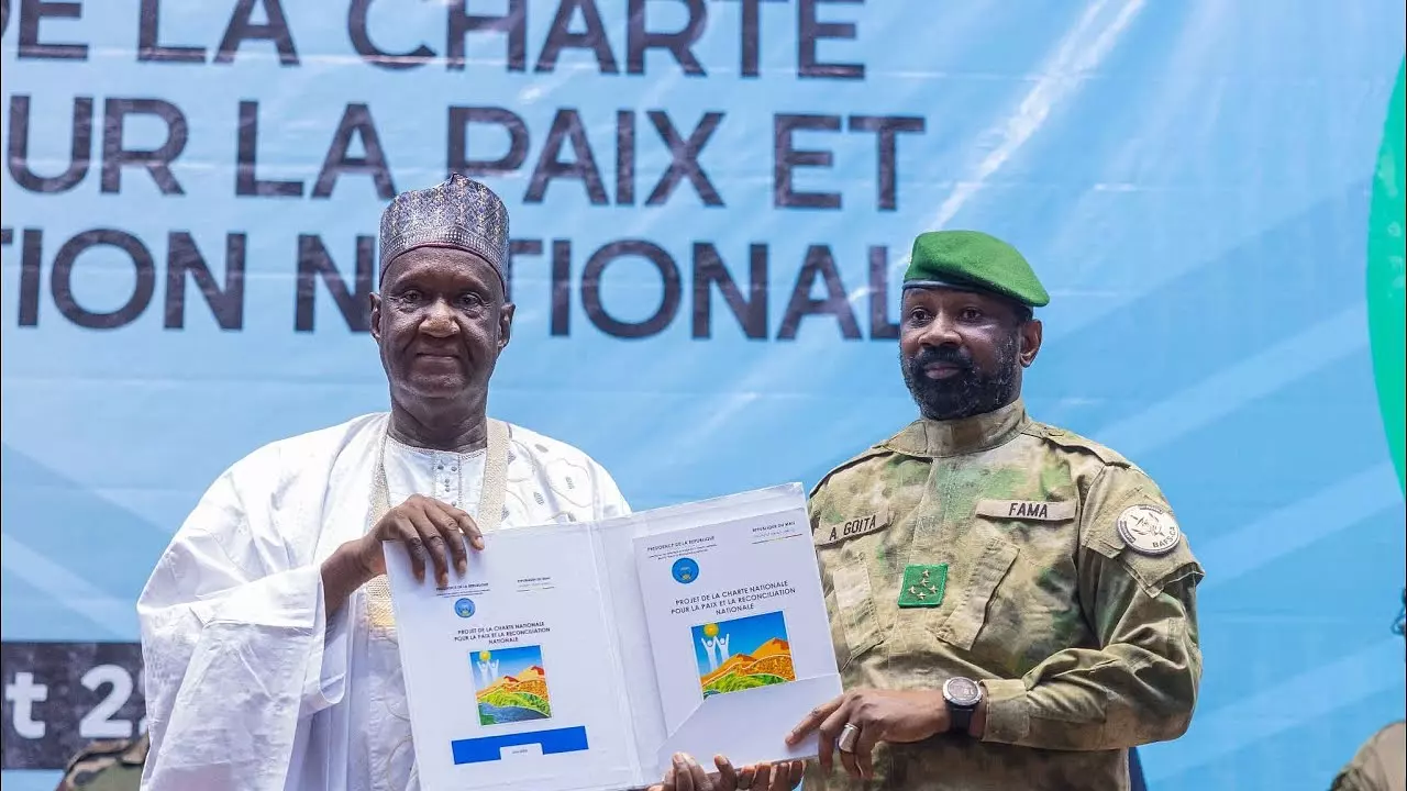 REGARDS CROISÉS DÉCORTIQUE À LA REMISE DE LA CHARTE POUR LA PAIX AU PRÉSIDENT ASSIMI GOITA