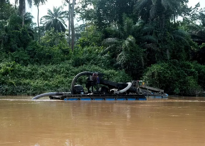 Dragues des orpailleurs sur le Niger : Les conséquences d’un nouveau type de pollution
