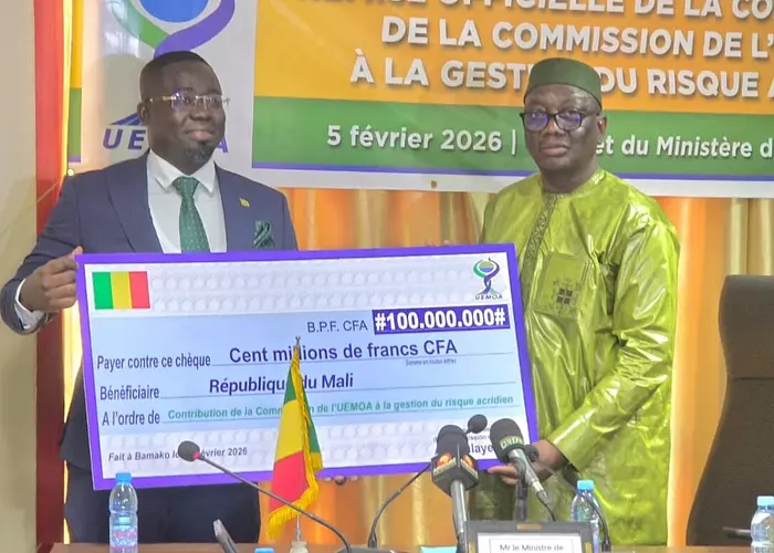 Lutte contre le criquet pèlerin au Mali : L’UEMOA remet un chèque géant de 100 millions de FCFA au ministre de l’Agriculture