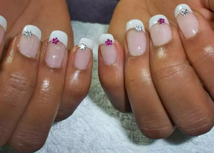Pose des faux ongles chez les femmes : Un danger pour la santé des utilisatrices